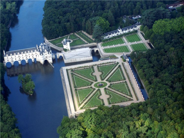 Aerial view of the Château de Chenonceau on the River Cher