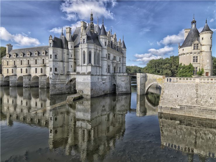 The chapel and the library of the Château de Chenonceau